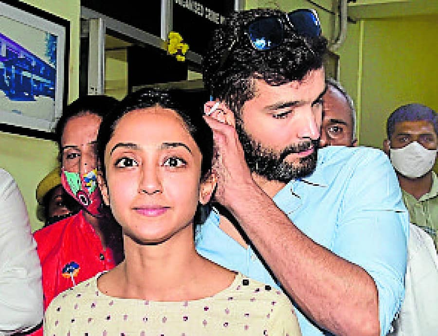 ಡ್ರಗ್ಸ್ ಮಾಫಿಯಾ ಹಿನ್ನೆಲೆಯಲ್ಲಿ ವಿಚಾರಣೆ ಎದುರಿಸಲು ಬುಧವಾರ ಬೆಂಗಳೂರಿನ ಚಾಮರಾಜಪೇಟೆಯಲ್ಲಿರುವ ಸಿಸಿಬಿ ಕಚೇರಿಗೆ ಸ್ಟಾರ್ ದಂಪತಿಗಳಾದ ದಿಗಂತ್ ಮತ್ತು ಐಂದ್ರಿತಾ ರೇ ಬಂದಿದ್ದರು -ಪ್ರಜಾವಾಣಿ ಚಿತ್ರ/ ರಂಜು ಪಿ