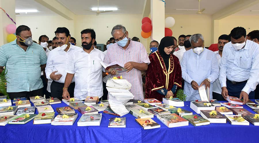 ಮೈಸೂರಿನ ನಜರಬಾದ್‌ನಲ್ಲಿರುವ ಪೀಪಲ್ಸ್ ಪಾರ್ಕ್‌ನಲ್ಲಿ ₹ 5.34 ಕೋಟಿ ವೆಚ್ಚದಲ್ಲಿ ನೂತನವಾಗಿ ನಿರ್ಮಿಸಲಾದ ಗ್ರಂಥಾಲಯದ ಹೊಸ ಕಟ್ಟಡವನ್ನು ಶುಕ್ರವಾರ ಉದ್ಘಾಟಿಸಿದ ಸಚಿವದ್ವಯರಾದ ಎಸ್.ಟಿ.ಸೋಮಶೇಖರ್, ಎಸ್.ಸುರೇಶ್‌ಕುಮಾರ್ ಪುಸ್ತಕಗಳನ್ನು ನೋಡಿದರು. ಶಾಸಕ ಬಿ.ಹರ್ಷವರ್ಧನ್, ಜಿಲ್ಲಾಧಿಕಾರಿ ಬಿ.ಶರತ್, ಶಾಸಕ ಎಲ್.ನಾಗೇಂದ್ರ, ಮೇಯರ್ ತಸ್ನಿಂ ಮತ್ತಿತರರಿದ್ದಾರೆ