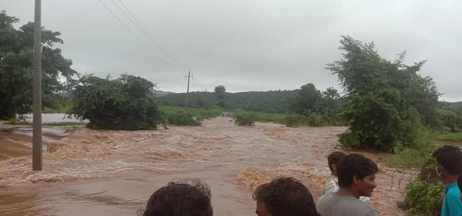 ಯಾದಗಿರಿ ತಾಲ್ಲೂಕಿನ ಯರಗೋಳ ಸಮೀಪದ ಬಾಚವಾರ ಗ್ರಾಮದಲ್ಲಿ ಮಳೆಯಿಂದಾಗಿ ಯಾದಗಿರಿ ಸಂಪರ್ಕ ಕಲ್ಪಿಸುವ ಪ್ರಮುಖ ರಸ್ತೆ ಮೇಲೆ ನೀರು ಹರಿಯುತ್ತಿದೆ