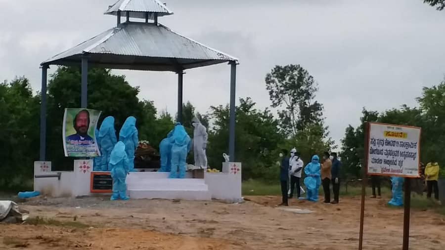 ರಾಯಚೂರು ನಗರ ಹೊರವಲಯ ಪೋತ್ಗಲ್‌ ಸಮೀಪ ಸಕಲ ಸರ್ಕಾರಿ ಗೌರವದೊಂದಿಗೆ ಅಶೋಕ ಗಸ್ತಿ ಅವರ ಪಾರ್ಥಿವ ಶರೀರಕ್ಕೆ ಅಂತ್ಯಸಂಸ್ಕಾರ ನೆರವೇರಿಸಲಾಯಿತು