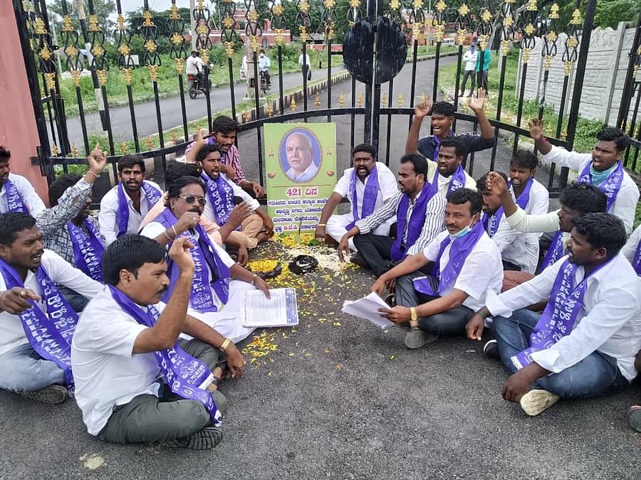 ರಾಯಚೂರಿನ ಜಿಲ್ಲಾಧಿಕಾರಿ ಕಚೇರಿ ಎದುರು ಅಂಬೇಡ್ಕರ್ ಸೇನೆಯ ಜಿಲ್ಲಾ ಘಟಕದ ಪದಾಧಿಕಾರಿಗಳು ಸಿಎಂ ಭಾವಚಿತ್ರಕ್ಕೆ ಶ್ರದ್ಧಾಂಜಲಿ ಸಲ್ಲಿಸಿ ಶುಕ್ರವಾರ ಪ್ರತಿಭಟನೆ ನಡೆಸಿದರು