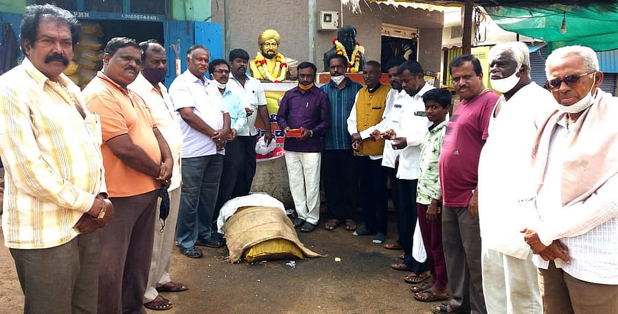 ವಿಜಯಪುರದ ಗಾಂಧಿಚೌಕದಲ್ಲಿರುವ ವಿಷ್ಣುವರ್ಧನ್ ಅವರ ಪುತ್ತಳಿಗೆ ಮಾಲಾರ್ಪಣೆ ಮಾಡುವ ಮೂಲಕ ಜನ್ಮದಿನ ಆಚರಣೆ ಮಾಡಿದ ಕನ್ನಡ ಸಾಹಿತ್ಯ ಪರಿಷತ್ತಿನ ಪದಾಧಿಕಾರಿಗಳು