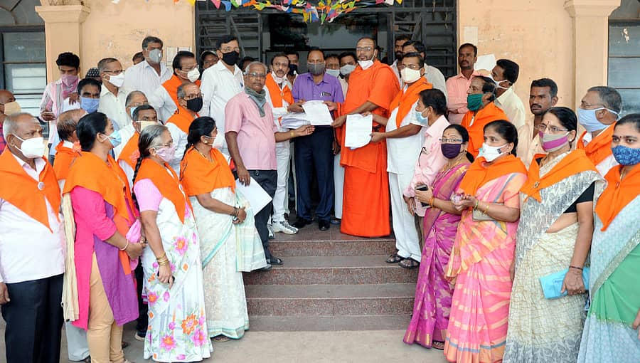 ಗೋಕಾಕದಲ್ಲಿ ಶುಕ್ರವಾರ ರಾಷ್ಟ್ರೀಯ ಬಸವದಳ ಹಾಗೂ ಲಿಂಗಾಯತ ಸಮಾಜದವರು ಶೂನ್ಯ ಸಂಪಾದನ ಮಠದ ಮುರುಘರಾಜೇಂದ್ರ ಸ್ವಾಮೀಜಿ ನೇತೃತ್ವದಲ್ಲಿ ಲಿಂಗಾಯತ ಜಾತಿ ಪ್ರಮಾಣಪತ್ರ ನೀಡುವಂತೆ ಆಗ್ರಹಿಸಿ ತಹಶೀಲ್ದಾರ್ ಕಚೇರಿಗೆ ಮನವಿ ಸಲ್ಲಿಸಿದರು