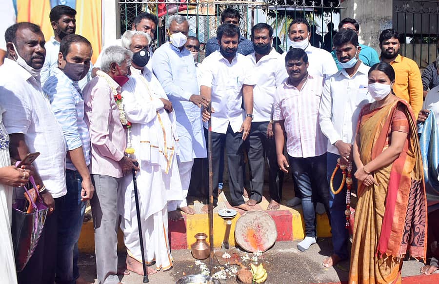 ಕೆಆರ್ಎಸ್ ರಸ್ತೆಯಿಂದ ಕುಂಬಾರಕೊಪ್ಪಲು ಮಾರ್ಗವಾಗಿ ಸೂರ್ಯ ಬೇಕರಿ ರಸ್ತೆಯನ್ನು ಅಭಿವೃದ್ಧಿಪಡಿಸುವ ಕಾಮಗಾರಿಗೆ ಉಸ್ತುವಾರಿ ಸಚಿವ ಎಸ್.ಟಿ.ಸೋಮಶೇಖರ್ ಚಾಲನೆ ನೀಡಿದರು