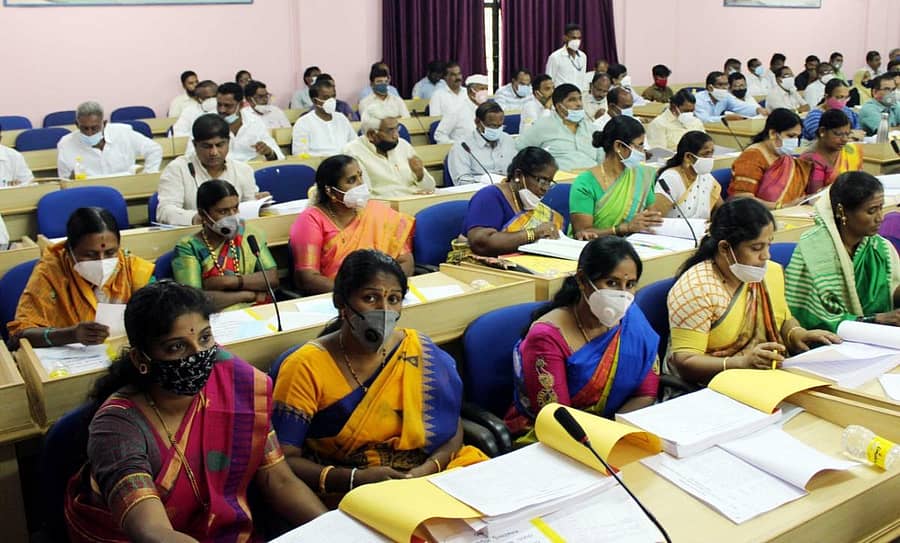 ಬಾಗಲಕೋಟೆಯಲ್ಲಿ ಶುಕ್ರವಾರ ನಡೆದ ಜಿಲ್ಲಾ ಪಂಚಾಯ್ತಿ ಸಾಮಾನ್ಯ ಸಭೆಯಲ್ಲಿ ಪಾಲ್ಗೊಂಡಿದ್ದ ಸದಸ್ಯರ ಹಾಗೂ ಅಧಿಕಾರಿಗಳು