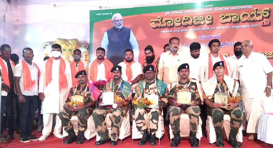 ಮೋದೀಜಿ ಬಾಯ್ಸ್ ವತಿಯಿಂದ ಬಿ.ಎಸ್.ಎಫ್‌ ಯೋಧರನ್ನು ಸನ್ಮಾನಿಸಲಾಯಿತು