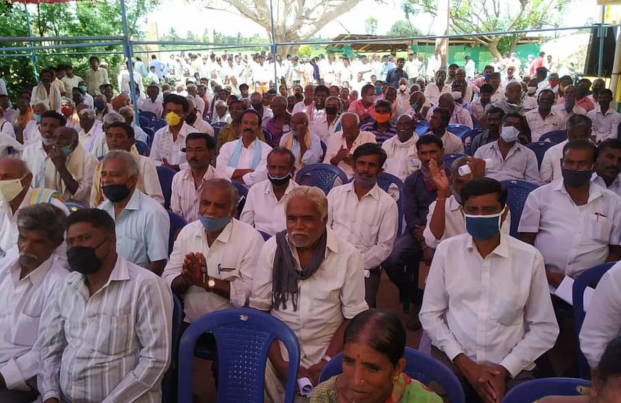 ಕೋಲಾರ ತಾಲ್ಲೂಕಿನ ಕಡಗಟ್ಟೂರು ಗ್ರಾಮದಲ್ಲಿ ಶುಕ್ರವಾರ ನಡೆದ ರೇಷ್ಮೆ ಬೆಳೆಗಾರರ ಹಾಗೂ ರೈತರ ಸೇವಾ ಸಹಕಾರ ಸಂಘದ ಸಭೆಯಲ್ಲಿ ಸದಸ್ಯರು ಪಾಲ್ಗೊಂಡರು.