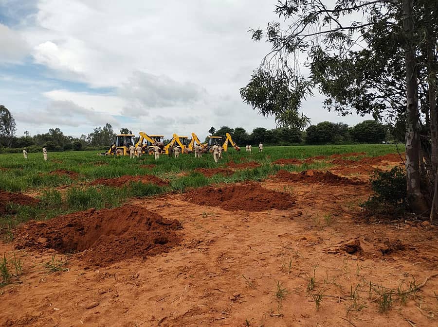 ಹೊಸಕೋಟೆ ವಲಯದ ಗುಳ್ಳಹಳ್ಳಿ ಅರಣ್ಯ ಪ್ರದೇಶದಲ್ಲಿ ಒತ್ತುವರಿ ಭಾಗವನ್ನು ತೆರವುಗೊಳಿಸಿದ ಅರಣ್ಯ ಇಲಾಖೆ ಅಧಿಕಾರಿಗಳು