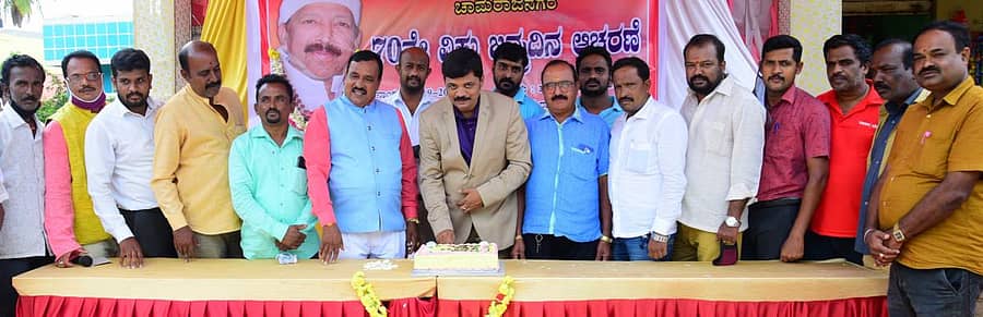 ವಿಷ್ಣುವರ್ಧನ್ ಅವರ 70ನೇ ಹುಟ್ಟುಹಬ್ಬದ ಅಂಗವಾಗಿ ಉಮ್ಮತ್ತೂರು ಇಂದುಶೇಖರ್ ಅವರು ಕೇಕ್ ಕತ್ತರಿಸಿದರು