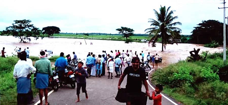 ಬಸವಾಪಟ್ಟಣ ಸಮೀಪದ ಚಿರಡೋಣಿಯ ಬಳಿ ಹರಿಯುತ್ತಿರುವ ಸೂಳೆಕೆರೆ ಹಳ್ಳದ ರಸ್ತೆ ಗುರುವಾರ ಸುರಿದ ಮಳೆಯಿಂದ ಜಲಾವೃತವಾಗಿರುವುದು