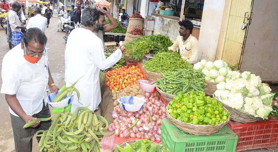 ಯಾದಗಿರಿಯ ಸ್ಟೇಷನ್ ರಸ್ತೆಯ ತರಕಾರಿ ಮಾರುಕಟ್ಟೆಪ್ರಜಾವಾಣಿ ಚಿತ್ರ: ರಾಜಕುಮಾರ ನಳ್ಳಿಕರ
