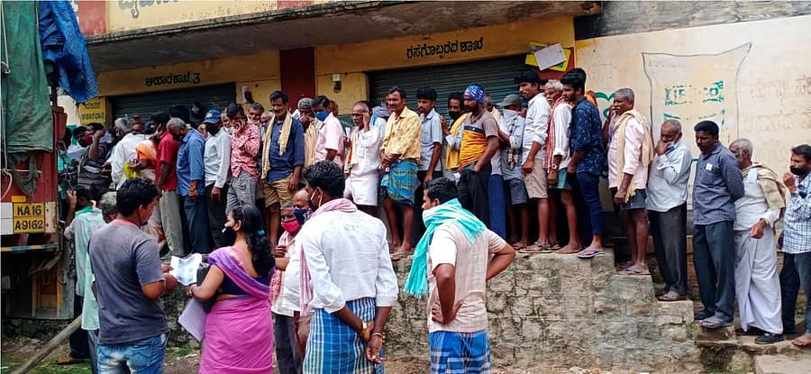 ಕುಣಿಗಲ್ ಟಿಎಪಿಎಂಎಸ್ ಬಳಿ ರಸಗೊಬ್ಬರಕ್ಕೆ ಸಾಲುಗಟ್ಟಿ ನಿಂತ ರೈತರು. ದಾಖಲೆಗಳನ್ನು ಪರಿಶೀಲಿಸುತ್ತಿರುವ ಕೃಷಿ ಇಲಾಖೆ ಸಹಾಯಕ ನಿರ್ದೇಶಕಿ ಸೌಮ್ಯಶ್ರೀ