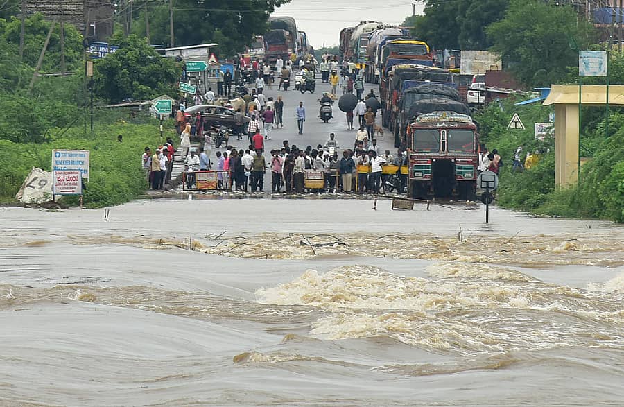 ಕಲಬುರ್ಗಿ ಜಿಲ್ಲೆ ಸೇಡಂ ತಾಲ್ಲೂಕಿನ ಮಳಖೇಡ ಬಳಿಯ ಸೇತುವೆ ಜಲಾವೃತವಾಗಿದ್ದು ಸೇಡಂ ಕಡೆಯಿಂದ ಕಲಬುರ್ಗಿಗೆ ಬರಬೇಕಿದ್ದ ವಾಹನಗಳು ಶುಕ್ರವಾರ ಸಾಲುಗಟ್ಟಿ ನಿಂತಿದ್ದವು –ಪ್ರಜಾವಾಣಿ ಚಿತ್ರ/ ಪ್ರಶಾಂತ್ ಎಚ್.ಜಿ.