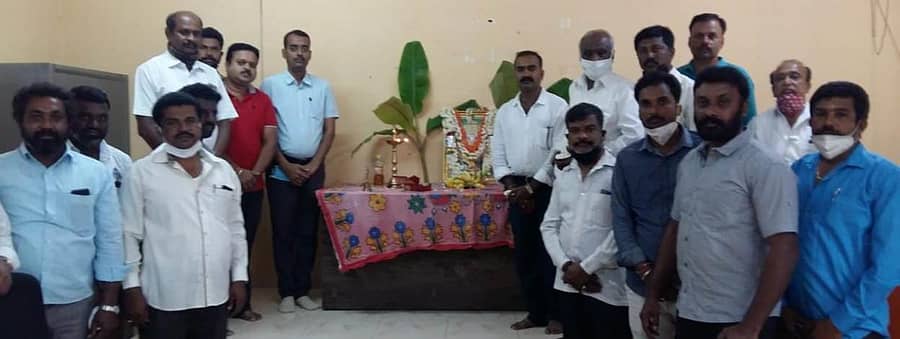 ಮಾಗಡಿ ತಹಶೀಲ್ದಾರ್ ಬಿ.ಜಿ.ಶ್ರೀನಿವಾಸ ಪ್ರಸಾದ್ ವಿಶ್ವಕರ್ಮ ಜಯಂತಿ ಅಂಗವಾಗಿ ಭಾವಚಿತ್ರಕ್ಕೆ ಪುಷ್ಪನಮನ ಸಲ್ಲಿಸಿದರು. ವಿಶ್ವಕರ್ಮ ಸಮಾಜದ ಮುಖಂಡರು ಇದ್ದರು