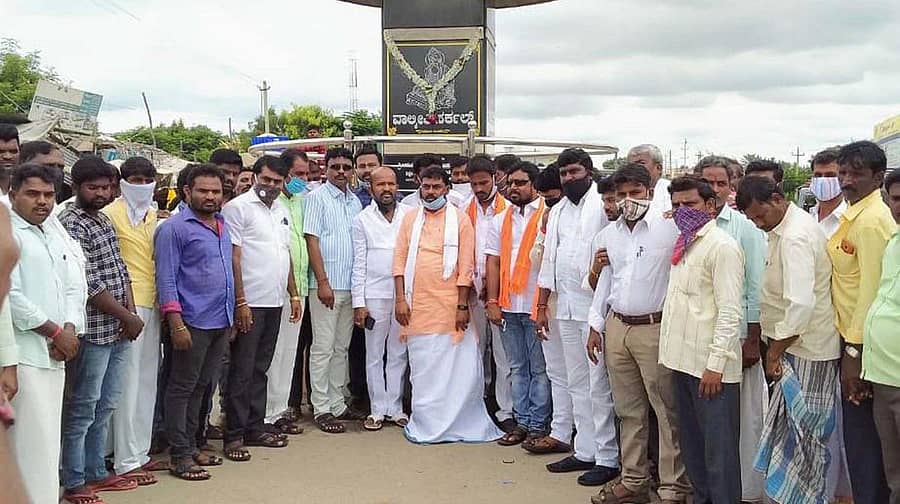 ಕನಕಗಿರಿಯ ವಾಲ್ಮೀಕಿ ವೃತ್ತದಲ್ಲಿ ನಾಯಕ ಸಮಾಜದವರು ಶುಕ್ರವಾರ ಪ್ರತಿಭಟನೆ ನಡೆಸಿದರು