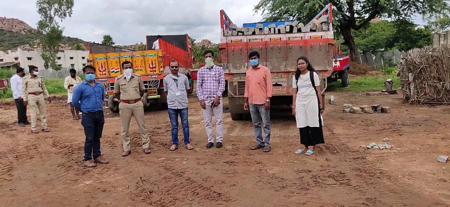 ಗಂಗಾವತಿ ತಾಲ್ಲೂಕಿನ ಮಲ್ಲಾಪೂರ ಗ್ರಾಮದಲ್ಲಿ ಅಕ್ರಮವಾಗಿ ಕಲ್ಲು ಸಾಗಣೆ ಮಾಡುತ್ತಿದ್ದ ಲಾರಿಗಳನ್ನು ಶುಕ್ರವಾರ ಅಧಿಕಾರಿಗಳು ವಶ ಪಡಿಸಿಕೊಂಡರು