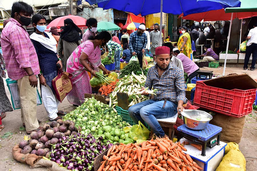 ನಗರದ ಕೆ.ಆರ್.ಮಾರುಕಟ್ಟೆಯಲ್ಲಿ ತರಕಾರಿ ಖರೀದಿಯಲ್ಲಿ ತೊಡಗಿದ್ದ ಗ್ರಾಹಕರು -ಪ್ರಜಾವಾಣಿ ಚಿತ್ರ