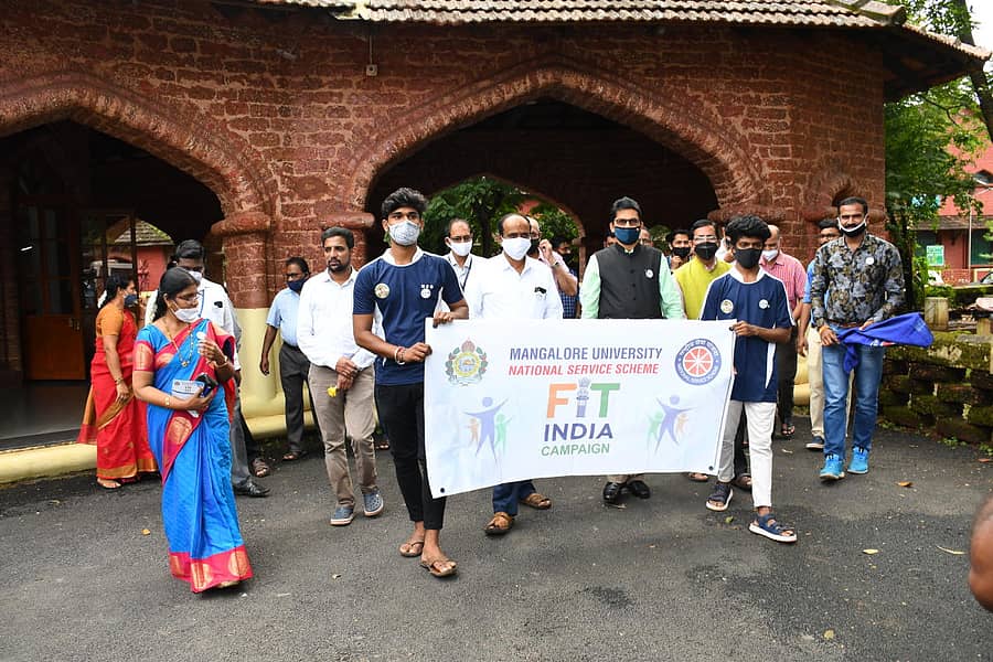 ಮಂಗಳೂರು ವಿಶ್ವವಿದ್ಯಾಲಯ ಕಾಲೇಜಿನ ಆವರಣದಲ್ಲಿ ಶುಕ್ರವಾರ ಫಿಟ್‌ ಇಂಡಿಯಾ ಪ್ರಚಾರ ಕಾರ್ಯಕ್ರಮಕ್ಕೆ ಕುಲಪತಿ ಪ್ರೊ.ಪಿ.ಎಸ್. ಯಡಪಡಿತ್ತಾಯ ಚಾಲನೆ ನೀಡಿದರು