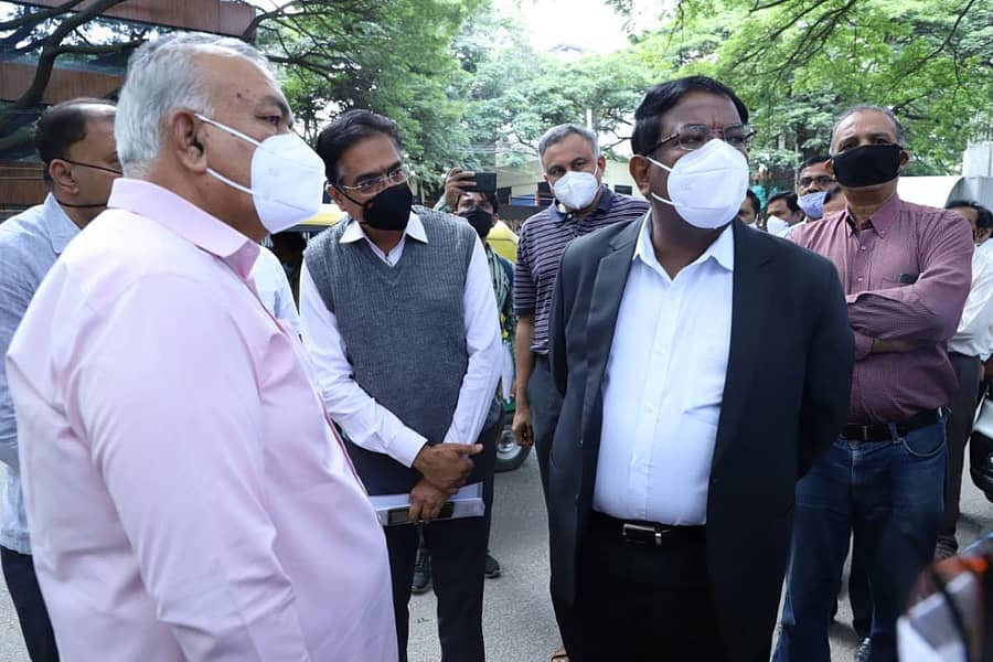 ಕಾಮಗಾರಿಯನ್ನು ಎನ್.ಮಂಜುನಾಥ ಪ್ರಸಾದ್ ಪರಿಶೀಲಿಸಿದರು. ಶಾಸಕ ರಾಮಲಿಂಗಾ ರೆಡ್ಡಿ ಹಾಗೂ ಅಧಿಕಾರಿಗಳು ಇದ್ದರು