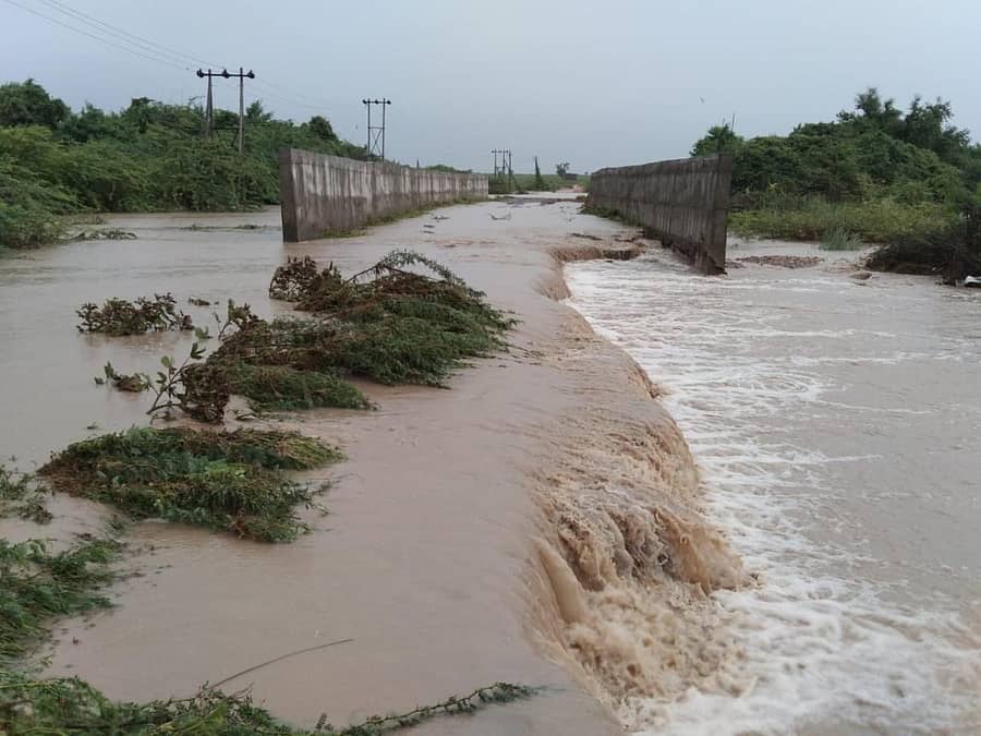 ರಾಯಚೂರು ತಾಲ್ಲೂಕಿನ ಮೀರಾಪುರ ಸಂಪರ್ಕ ರಸ್ತೆಯು ಮಳೆನೀರಿನ ರಭಸಕ್ಕೆ ಭಾಗಶಃ ಕೊಚ್ಚಿಹೋಗಿದೆ