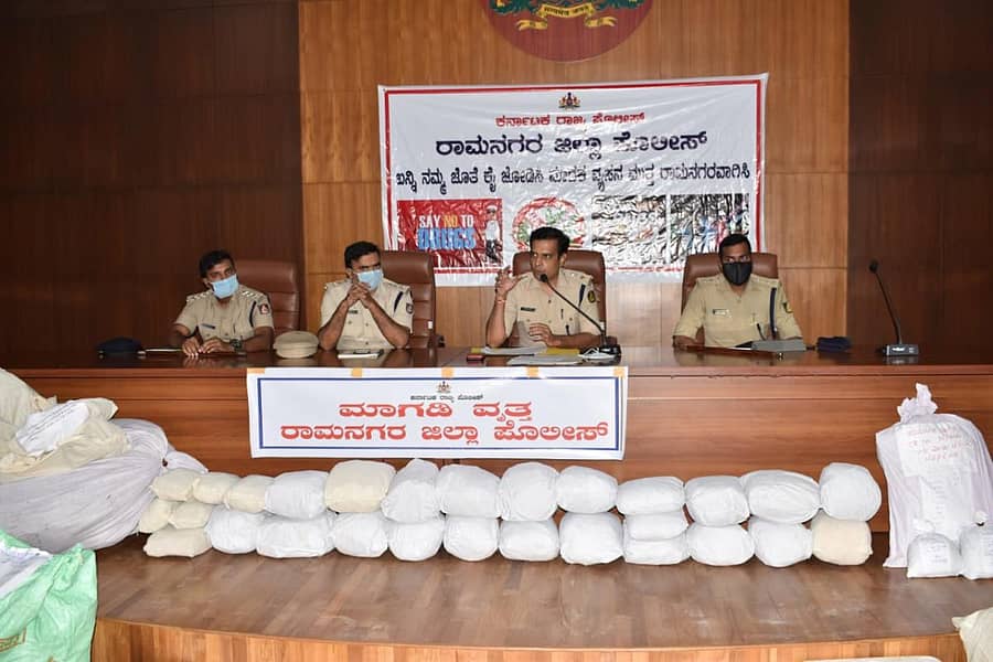 ಜಿಲ್ಲೆಯಲ್ಲಿ ವಶಪಡಿಸಿಕೊಳ್ಳಲಾದ ಗಾಂಜಾ ಉತ್ಪನ್ನವನ್ನು ಎಸ್ಪಿ ಗಿರೀಶ್ ಪತ್ರಿಕಾಗೋಷ್ಠಿಯಲ್ಲಿ ಪ್ರದರ್ಶಿಸಿದರು