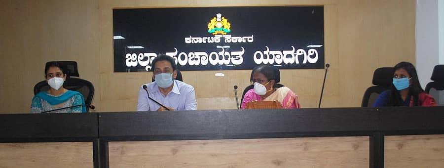 ಯಾದಗಿರಿಯಲ್ಲಿ ನಡೆದ ಪ್ರಗತಿ ಪರಿಶೀಲನಾ ಸಭೆಯಲ್ಲಿ ಜಿಲ್ಲಾ ಉಸ್ತುವಾರಿ ಎ.ಬಿ. ಇಬ್ರಾಹಿಂ ಮಾತನಾಡಿದರು. ಜಿಲ್ಲಾಧಿಕಾರಿ ಡಾ.ರಾಗಪ್ರಿಯಾ, ಸಿಇಒ ಶಿಲ್ಪಾ ಶರ್ಮಾ ಇದ್ದರು