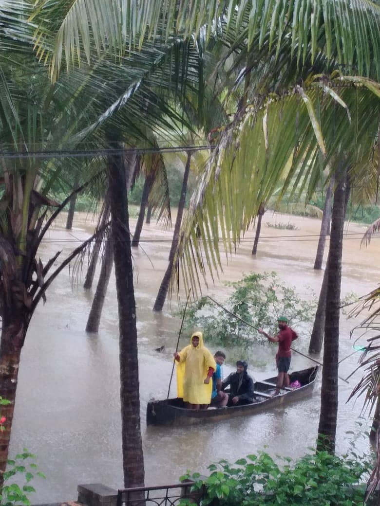 ದೋಣಿ ಬಳಸಿ ಜನರ ರಕ್ಷಣೆ 