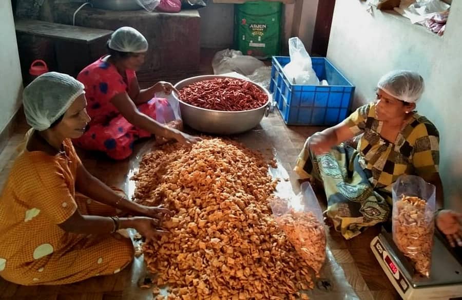 ಪೂರ್ಲಿಪ್ಪಾಡಿಯ ನಾಗರತ್ನಾ ಸಂಜೀವ ಅವರ ಗೃಹೋದ್ಯಮ ಕೇಂದ್ರದಲ್ಲಿ ಕೆಲಸದಲ್ಲಿ ತೊಡಗಿರುವ ಮಹಿಳೆಯರು