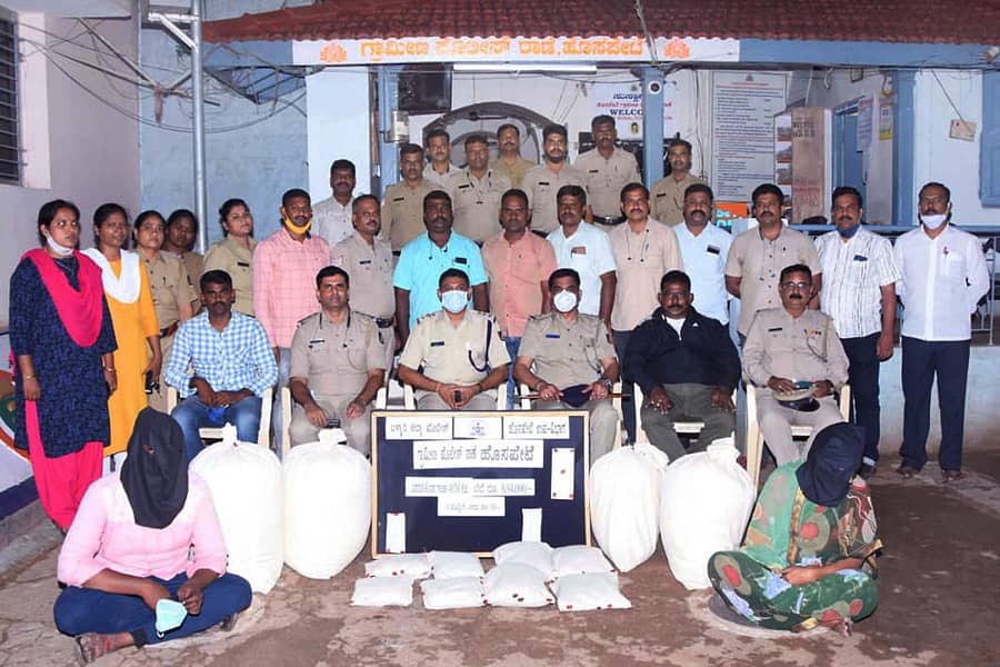 ಹೊಸಪೇಟೆ ನಗರ ಪೊಲೀಸರು ಶನಿವಾರ ವಶಪಡಿಸಿಕೊಂಡು ಗಾಂಜಾ ಹಾಗೂ ಬಂಧಿತ ಆರೋಪಿಗಳು