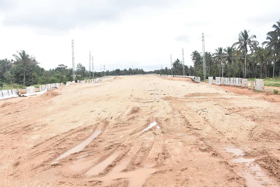 ಬೆಂಗಳೂರು–ಮೈಸೂರು ಎಕ್ಸ್ಪ್ರೆಸ್ ವೇ ಭಾಗವಾಗಿ ಶ್ರೀರಂಗಪಟ್ಟಣದ ಬಳಿ ನಿರ್ಮಾಣಗೊಳ್ಳುತ್ತಿರುವ ಬೈಪಾಸ್ ರಸ್ತೆಯ ನೋಟ