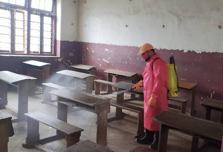 ಚಿಕ್ಕಬಳ್ಳಾಪುರದಲ್ಲಿ ಶನಿವಾರ ಪರೀಕ್ಷಾ ಕೊಠಡಿಯೊಂದನ್ನು ವೈರಸ್‌ ನಾಶಕ ದ್ರಾವಣದಿಂದ ಶುಚಿಗೊಳಿಸಲಾಯಿತು.