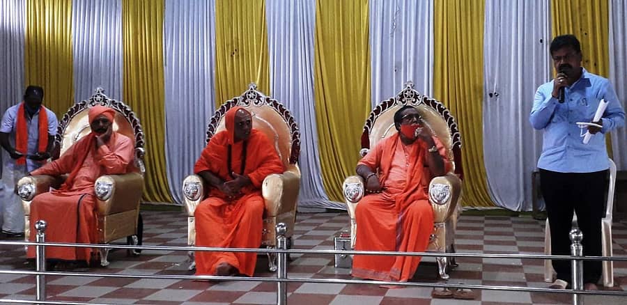 ಸಾಸ್ವೆಹಳ್ಳಿ ಸಮೀಪದ ರಾಂಪುರದಲ್ಲಿ ಲಿಂ. ಹಾಲ ಸ್ವಾಮೀಜಿ ಕರ್ತೃಗದ್ದುಗೆ ನಿರ್ಮಾಣ ಕುರಿತ ಸಭೆಯಲ್ಲಿ ಶಾಸಕ ಎಂ.ಪಿ. ರೇಣುಕಾಚಾರ್ಯ ಮಾತನಾಡಿದರು. ಹೊಟ್ಯಾಪುರ ಹಿರೇಮಠದ ಗಿರಿಸಿದ್ದೇಶ್ವರ ಶಿವಾಚಾರ್ಯ ಸ್ವಾಮೀಜಿ ಇದ್ದರು.