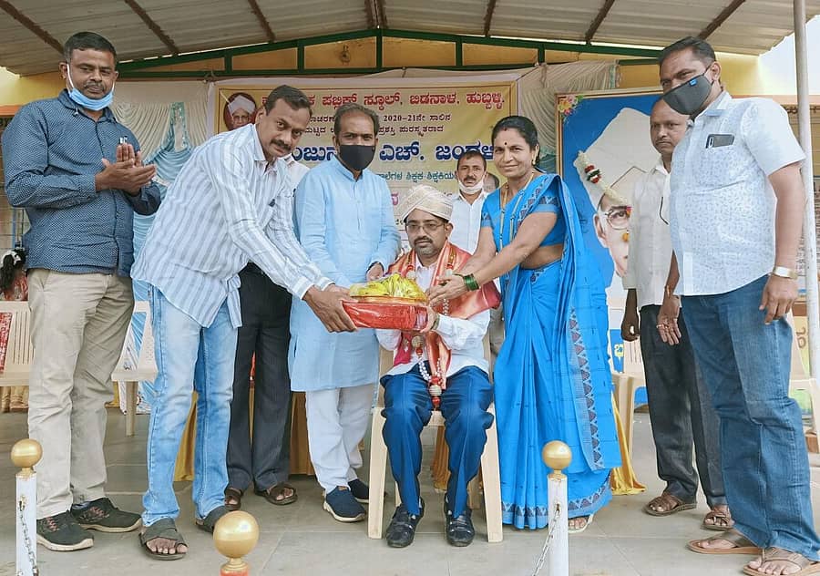 ಬಿಡ್ನಾಳದಲ್ಲಿ ನಡೆದ ಶಿಕ್ಷಕರ ದಿನದ ಕಾರ್ಯಕ್ರಮದಲ್ಲಿ ಪ್ರಸಕ್ತ ಸಾಲಿನ ರಾಜ್ಯಮಟ್ಟದ ಉತ್ತಮ ಶಿಕ್ಷಕ ಪ್ರಶಸ್ತಿ ಪಡೆದ ಮಂಜುನಾಥ ಎಚ್‌. ಜಂಗಳಿ ಅವರನ್ನು ಶಾಸಕ ಪ್ರಸಾದ ಅಬ್ಬಯ್ಯ ಸನ್ಮಾನಿಸಿದರು