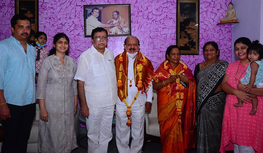 ತಮ್ಮ ನಿವಾಸಕ್ಕೆ ಭೇಟಿ ನೀಡಿದ ಟಿ.ಬಿ ಜಯಚಂದ್ರ ಅವರನ್ನು ಸನ್ಮಾನಿಸಿದ ರಾಜಣ್ಣ