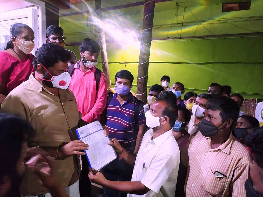 ಸಚಿವ ಆನಂದ್ ಸಿಂಗ್ ಅವರಿಗೆ ಮನವಿ ಸಲ್ಲಿಕೆ