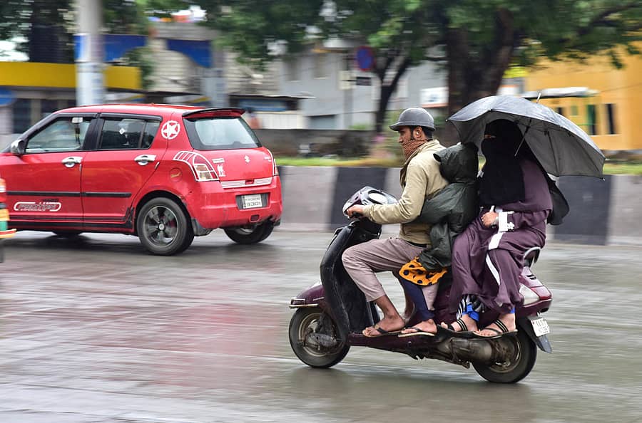 ಬೆಂಗಳೂರಿನಲ್ಲಿ ಭಾನುವಾರ ಸುರಿದ ಜಡಿ ಮಳೆಗೆ ಮೈಸೂರು ರಸ್ತೆಯಲ್ಲಿ ಸಾಗಿದ ಸವಾರರು -ಪ್ರಜಾವಾಣಿ ಚಿತ್ರ