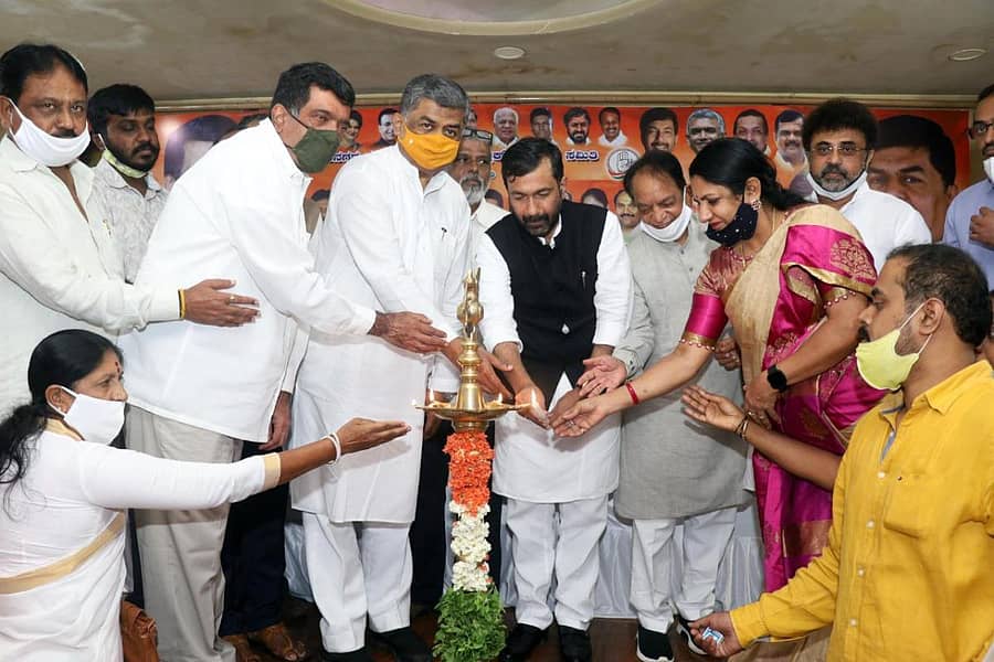 ‘ಆರೋಗ್ಯ ಹಸ್ತ’ ಕಾರ್ಯಕ್ರಮಕ್ಕೆ ಕೆಪಿಸಿಸಿ ಕಾರ್ಯಾಧ್ಯಕ್ಷ ಸಲೀಂ ಅಹಮದ್ ಚಾಲನೆ ನೀಡಿದರು. ಬಿ.ಕೆ. ಹರಿಪ್ರಸಾದ್, ಕೆಂಗಲ್ ಶ್ರೀಪಾದ ರೇಣು ಇದ್ದರು