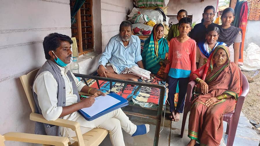 ಮುಗಖೋಡ ಸಮೀಪದ ಹಂದಿಗುಂದ ಗ್ರಾಮದಲ್ಲಿ ಅನಾರೋಗ್ಯಪೀಡಿತವಾಗಿರುವ ಕಲಾವಿದರನ್ನು ಕರ್ನಾಟಕ ಲಲಿತಕಲಾ ಆಕಾಡೆಮಿ ಸದಸ್ಯ ಜಯಾನಂದ ಮಾದರ ಭಾನುವಾರ ಭೇಟಿಯಾಗಿ ಮಾಹಿತಿ ಸಂಗ್ರಹಿಸಿದರು