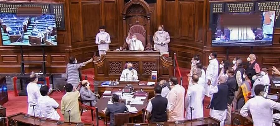 ಎಂಟು ಸಂಸತ್ ಸದಸ್ಯರ ಅಮಾನತು ವಿರೋಧಿಸಿ ವಿರೋಧಪಕ್ಷದ ಸದಸ್ಯರು ಸೋಮವಾರ ರಾಜ್ಯಸಭೆಯಲ್ಲಿ ಪ್ರತಿಭಟನೆ ನಡೆಸಿದರು.