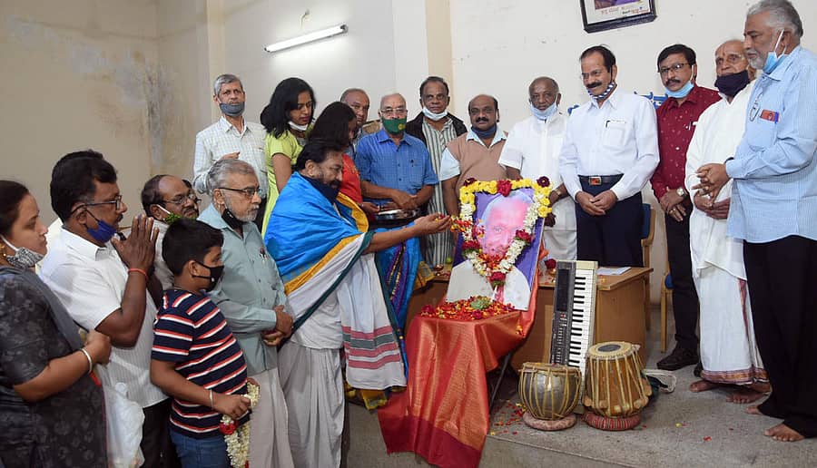 ಮೈಸೂರಿನ ಪತ್ರಕರ್ತರ ಭವನದಲ್ಲಿ ಸೋಮವಾರ ಹಾಸ್ಯನಟ ರತ್ನಾಕರ್ ಅಭಿಮಾನಿಗಳ ಬಳಗದ ವತಿಯಿಂದ ನಡೆದ ‘ಹಾಸ್ಯನಟ ರತ್ನಾಕರ್ ಅವರ 10ನೇ ವರ್ಷದ ನೆನಪಿನ ಕಾರ್ಯಕ್ರಮ’ದಲ್ಲಿ ರತ್ನಾಕರ್ ಅವರ ಭಾವಚಿತ್ರಕ್ಕೆ ಪುಷ್ಪನಮನ ಸಲ್ಲಿಸಲಾಯಿತು