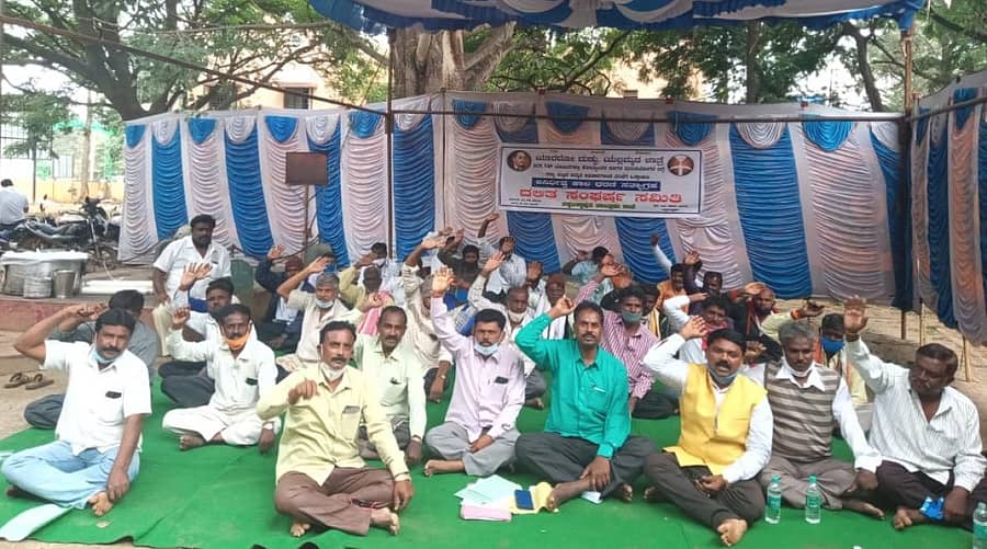 ತಾಲ್ಲೂಕು ಪಂಚಾಯಿತಿ ಎದುರು ಡಿಎಸ್ಎಸ್ ಪದಾಧಿಕಾರಿಗಳು ಧರಣಿ ಸತ್ಯಾಗ್ರಹ ನಡೆಸಿದರು.