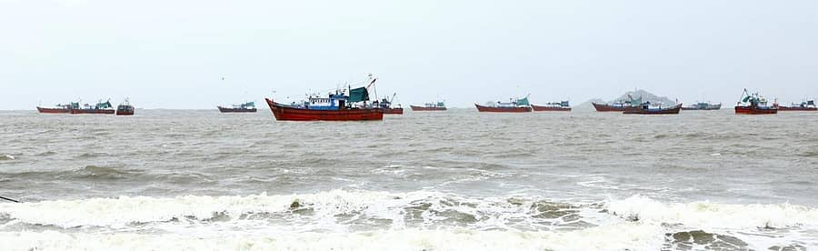 ಸಮುದ್ರ ಪ್ರಕ್ಷುಬ್ಧಗೊಂಡಿರುವ ಕಾರಣ ನೂರಾರು ದೋಣಿಗಳು ಕಾರವಾರದ ರವೀಂದ್ರನಾಥ ಟ್ಯಾಗೋರ್ ಕಡಲತೀರದಲ್ಲಿ ಭಾನುವಾರ ಲಂಗರು ಹಾಕಿದ್ದವು