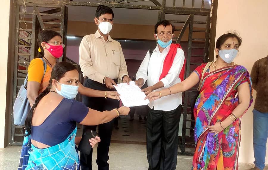 ಸರ್ಕಾರಿ ಶಾಲೆಯಲ್ಲಿ ಎಲ್‌ಕೆಜಿ ಮತ್ತು ಯುಕೆಜಿ ಆರಂಭಿಸುವ ಕ್ರಮ ವಿರೋಧಿಸಿ ಎಐಟಿಯುಸಿ ನೇತೃತ್ವದಲ್ಲಿ ಹಾವೇರಿ ನಗರದಲ್ಲಿ ಸೋಮವಾರ ತಹಶೀಲ್ದಾರ್‌ ಶಂಕರ್‌ ಅವರಿಗೆ ಮನವಿ ಸಲ್ಲಿಸಲಾಯಿತು 