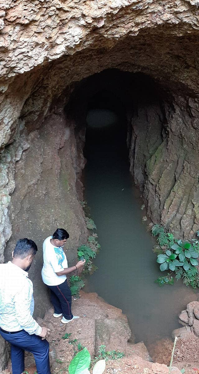 ಬೀದರ್ನ ಅಲಿಯಾಬಾದ್ ಸಿದ್ಧೇಶ್ವರ ಮಂದಿರ ಸಮೀಪ ಭೂಕಾಲುವೆಯಿಂದ ಹರಿದು ಬರುತ್ತಿರುವ ನೀರು