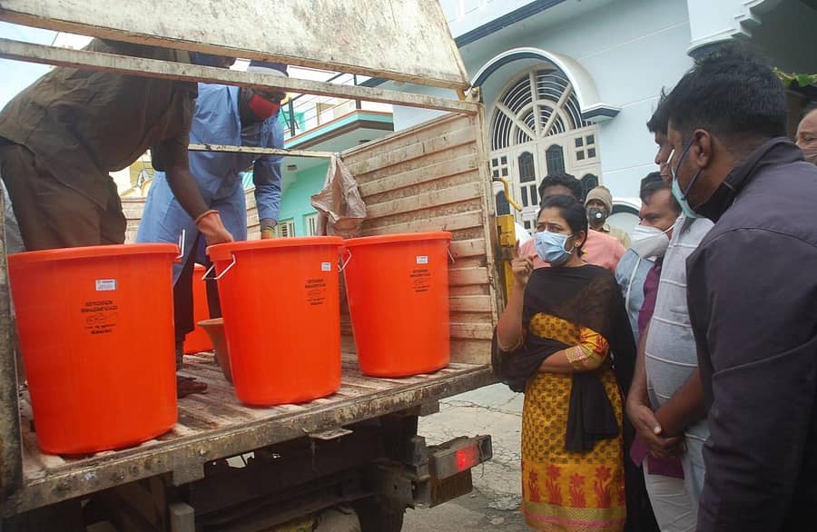 ಜಿಲ್ಲಾಧಿಕಾರಿ ಸಿ.ಸತ್ಯಭಾಮ ಕೋಲಾರದ ಭೈರೇಗೌಡ ನಗರದಲ್ಲಿ ಸೋಮವಾರ ಕಸ ವಿಂಗಡಣೆ ಮತ್ತು ವಿಲೇವಾರಿ ಪ್ರಕ್ರಿಯೆ ಪರಿಶೀಲಿಸಿದರು.