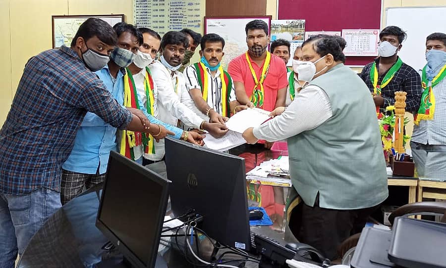 ರಾಷ್ಟ್ರೀಯ ನೇಮಕಾತಿ ನೀತಿ ವಿರೋಧಿಸಿ ಜಯ ಕರ್ನಾಟಕ ಸಂಘಟನೆಯ ಜಿಲ್ಲಾ ಘಟಕದ ಪದಾಧಿಕಾರಿಗಳು ಜಿಲ್ಲಾಧಿಕಾರಿ ಸಂಜಯ ಶೆಟ್ಟೆಣ್ಣವರ ಅವರಿಗೆ ಸೋಮವಾರ ಮನವಿ ಸಲ್ಲಿಸಿದರು 