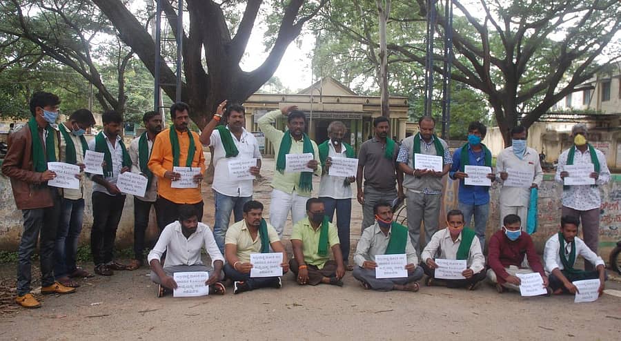 ಭೂ ಸುಧಾರಣೆ ತಿದ್ದುಪಡಿ ಕಾಯ್ದೆ ಹಿಂಪಡೆಯುವಂತೆ ಒತ್ತಾಯಿಸಿ ರಾಜ್ಯ ರೈತ ಸಂಘ ಮತ್ತು ಹಸಿರು ಸೇನೆ ಸದಸ್ಯರು ಕೋಲಾರ ಉಪ ವಿಭಾಗಾಧಿಕಾರಿ ಕಚೇರಿ ಎದುರು ಸೋಮವಾರ ಧರಣಿ ನಡೆಸಿದರು.