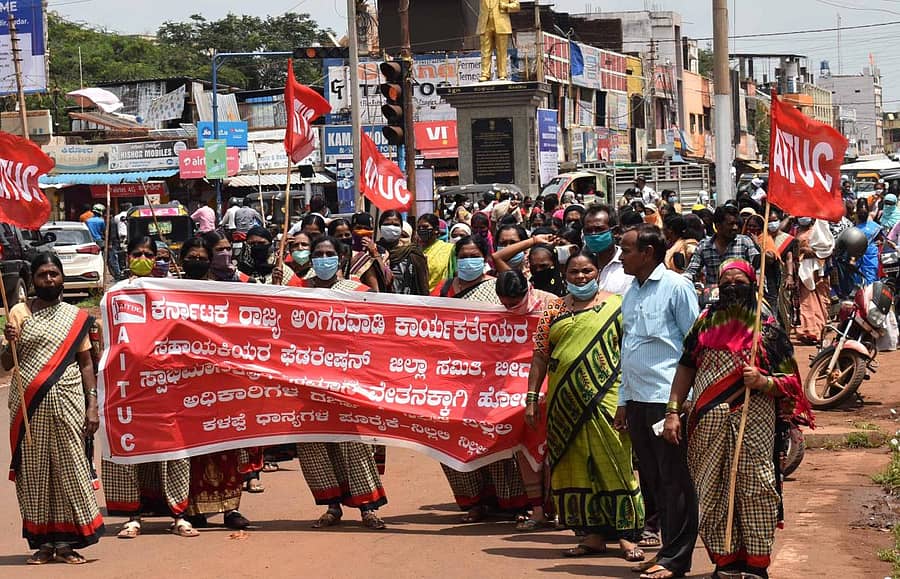 ಜೇಷ್ಠತೆ ಆಧರಿಸಿ ಗೌರವ ಧನ ಹೆಚ್ಚಳ ಮಾಡಬೇಕು ಎನ್ನುವುದು ಸೇರಿದಂತೆ ವಿವಿಧ ಬೇಡಿಕೆಗಳ ಈಡೇರಿಕೆಗೆ ಒತ್ತಾಯಿಸಿ ಅಂಗನವಾಡಿ ಕಾರ್ಯಕರ್ತೆಯರು ಹಾಗೂ ಸಹಾಯಕಿಯರು ಬೀದರ್ನಲ್ಲಿ ಸೋಮವಾರ ಪ್ರತಿಭಟನಾ ಮೆರವಣಿಗೆ ನಡೆಸಿದರು