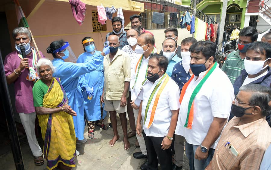 ಕಾಂಗ್ರೆಸ್ ಹಮ್ಮಿಕೊಂಡಿರುವ ‘ಆರೋಗ್ಯ ಹಸ್ತ’ ಕಾರ್ಯಕ್ರಮದಲ್ಲಿ ಪಕ್ಷದ ಕಾರ್ಯಕರ್ತರು ಸೋಮವಾರ ಮೈಸೂರಿನ ಕೃಷ್ಣರಾಜ ಕ್ಷೇತ್ರದಲ್ಲಿ ಜನರನ್ನು ಕೋವಿಡ್ ತಪಾಸಣೆಗೆ ಒಳಪಡಿಸಿದರು. ಕಾಂಗ್ರೆಸ್ ಮುಖಂಡರಾದ ಆರ್.ಧ್ರುವನಾರಾಯಣ, ಎಂ.ಕೆ.ಸೋಮಶೇಖರ್, ಎಚ್.ಎ.ವೆಂಕಟೇಶ್ ಇದ್ದರು