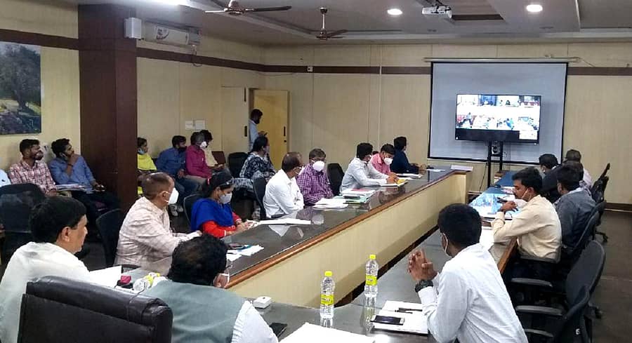 ಜಿಲ್ಲೆಯ ತಹಶೀಲ್ದಾರ್ಗಳೊಂದಿಗೆ ಹಾವೇರಿ ಜಿಲ್ಲಾಧಿಕಾರಿ ಕಚೇರಿ ಸಭಾಂಗಣದಿಂದ ಸಂಜಯ ಶೆಟ್ಟೆಣ್ಣವರ ಅವರು ಸೋಮವಾರ ವಿಡಿಯೊ ಸಂವಾದ ನಡೆಸಿದರು